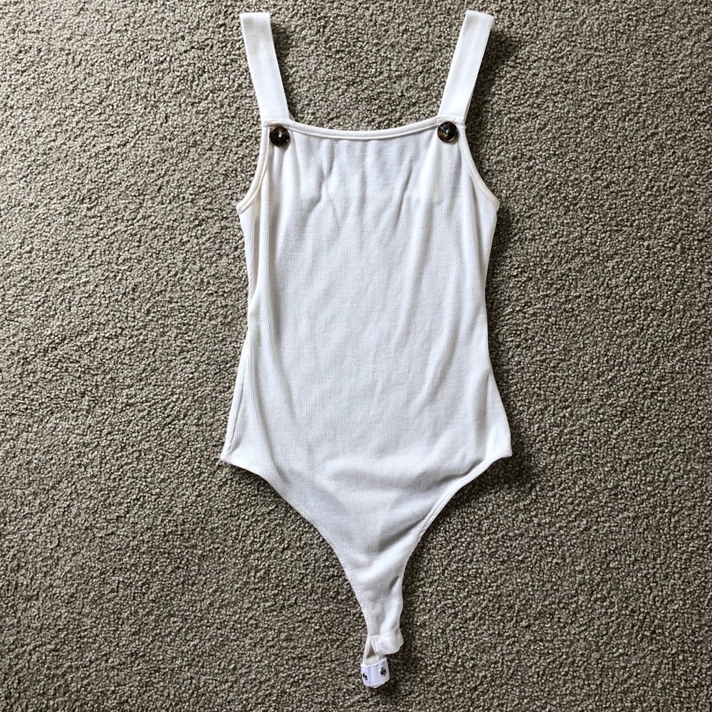 Mikey & Joey White Ribbed Scoop Neck Tank Bodysuit S Tortoise Button Straps
